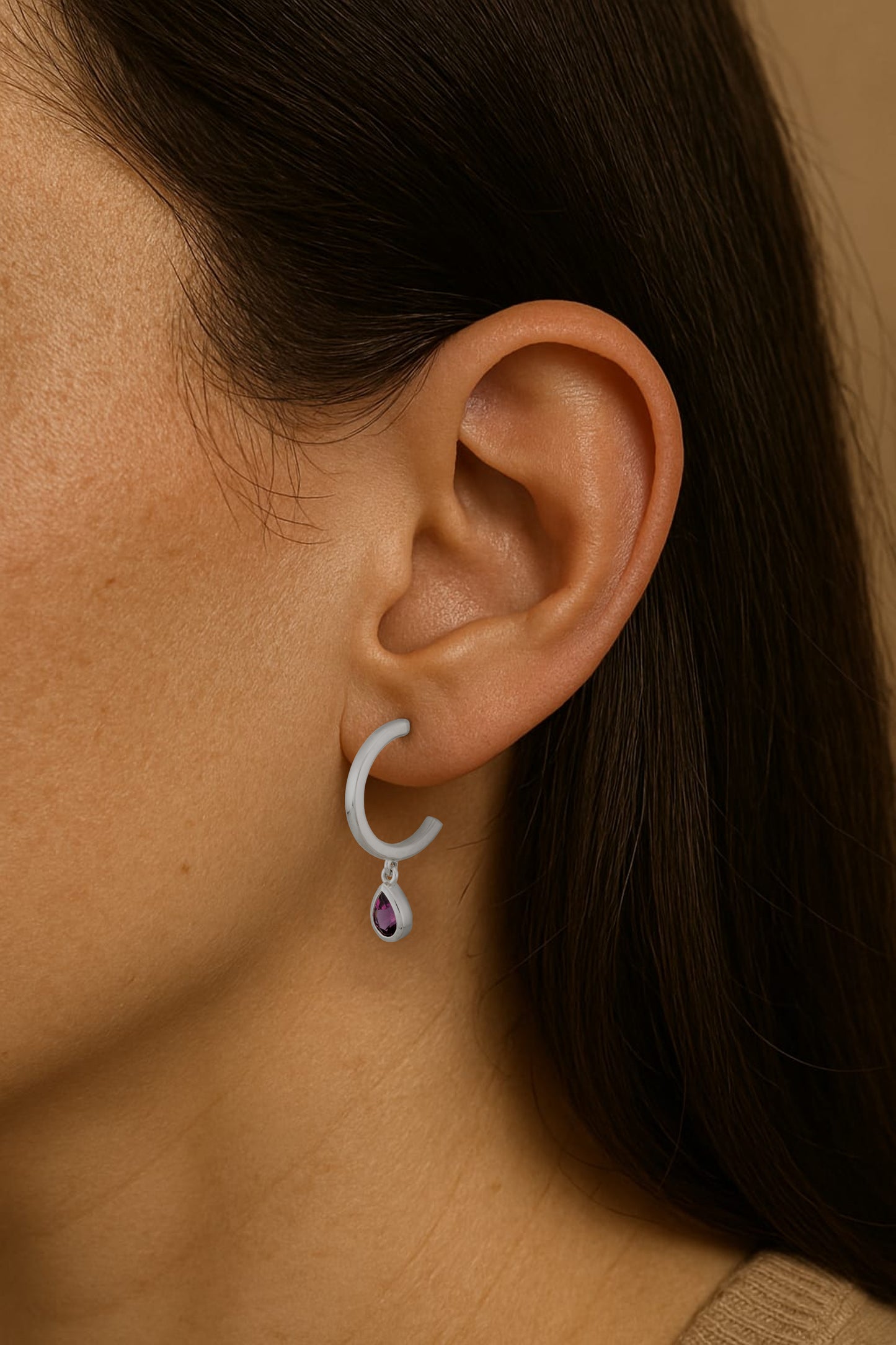 Handgefertigte Elegance Hoops mit Edelstein am Ohr | PaLu Jewelry