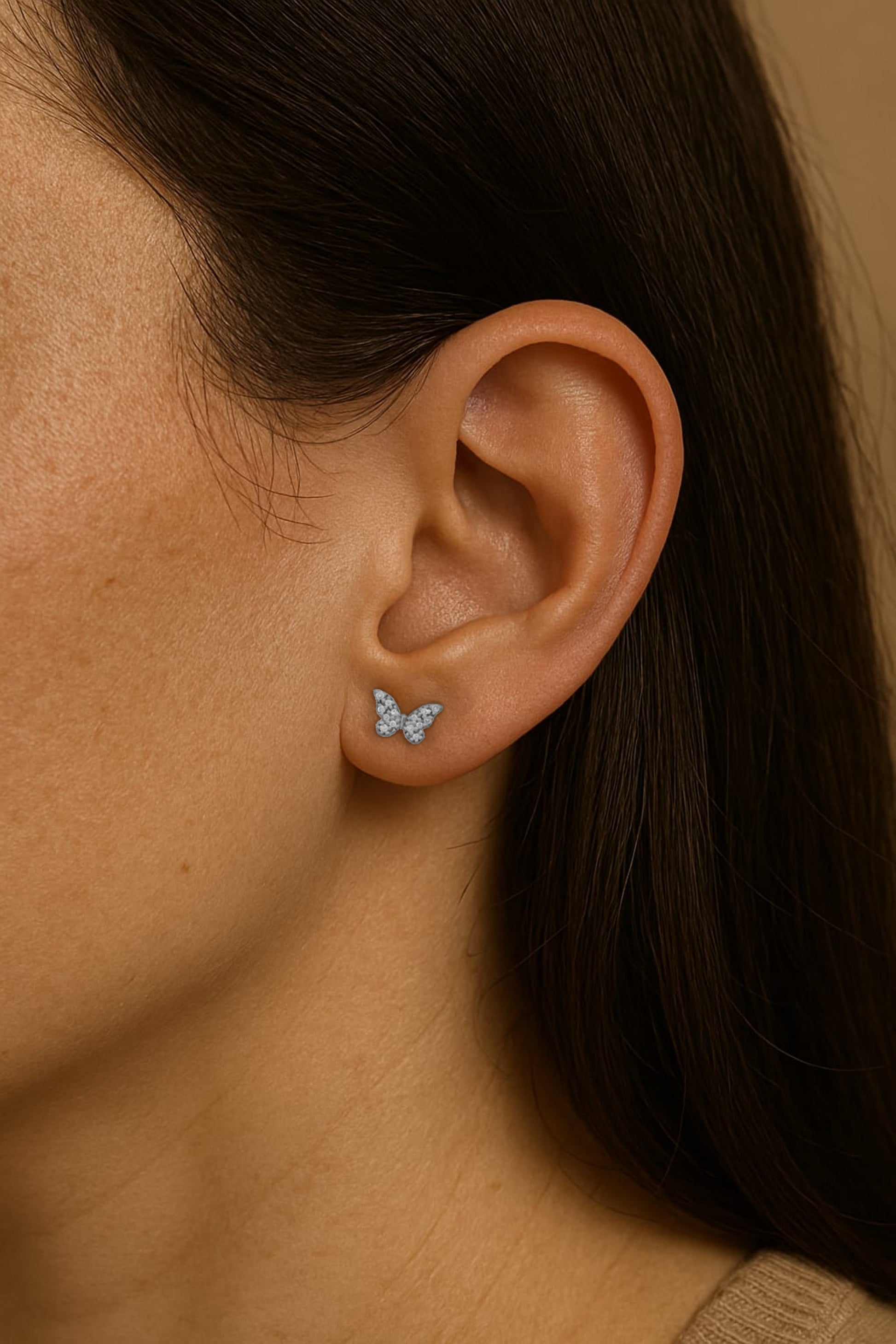 Handgefertigte Butterfly Sparkle Studs mit Zirkonia am Ohr | PaLu Jewelry
