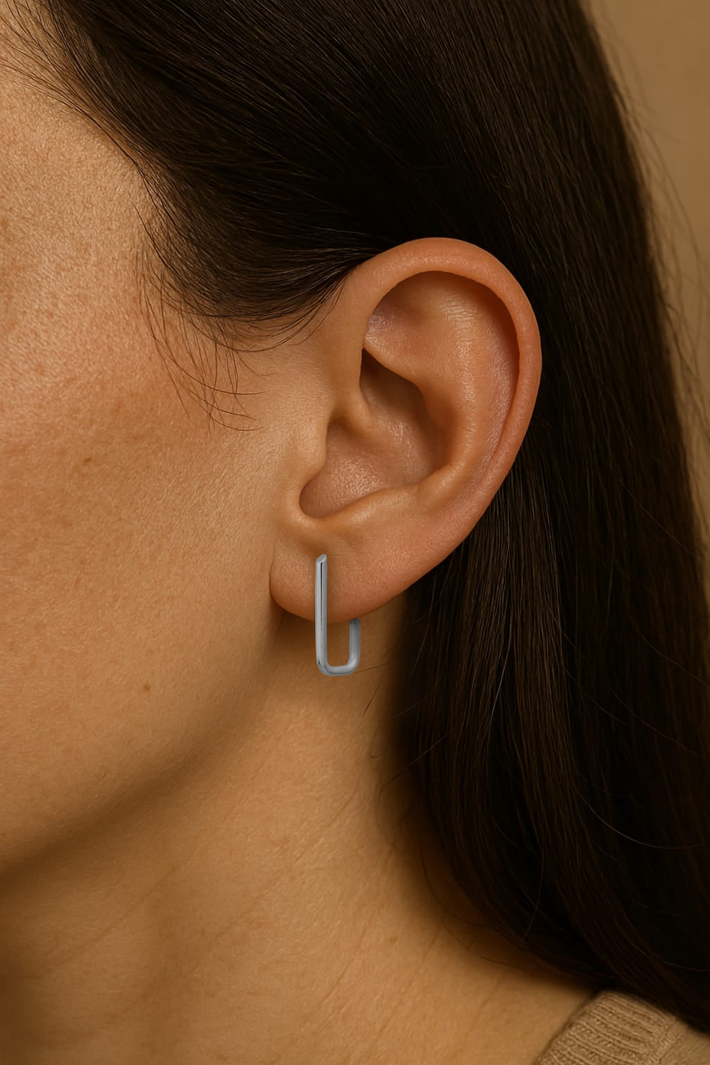 Handgefertigte Ohrringe JJ Pure Studs am Ohr | PaLu Jewelry